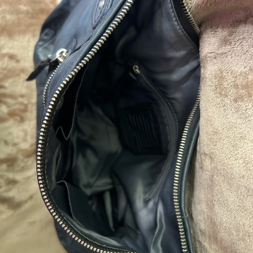 Coach Black Shoulder Bag with Sleek Design - Picture 2 of 2